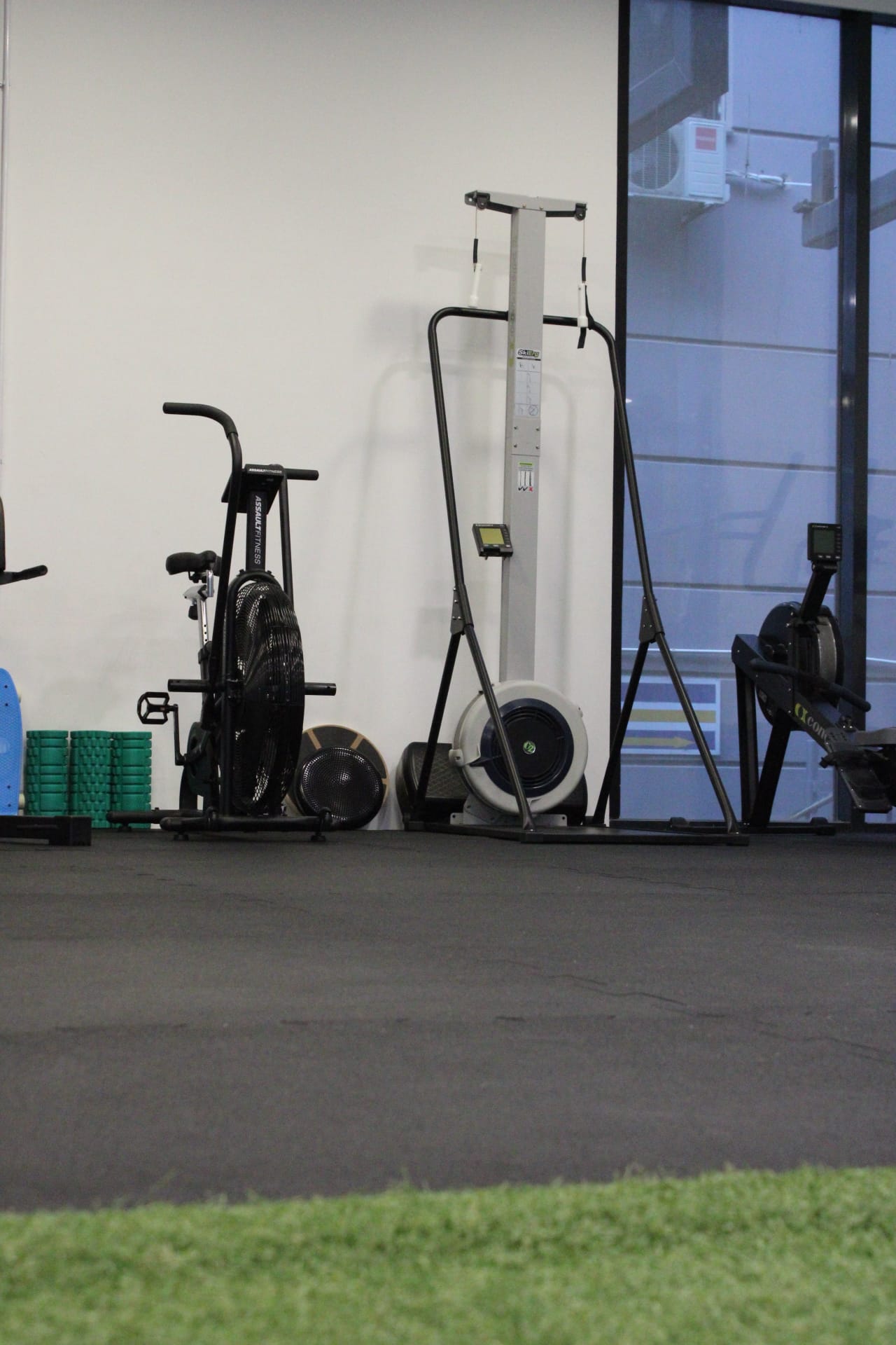 Zona za kardio trening s assault bikeom, ski ergom i veslačkim ergometrom