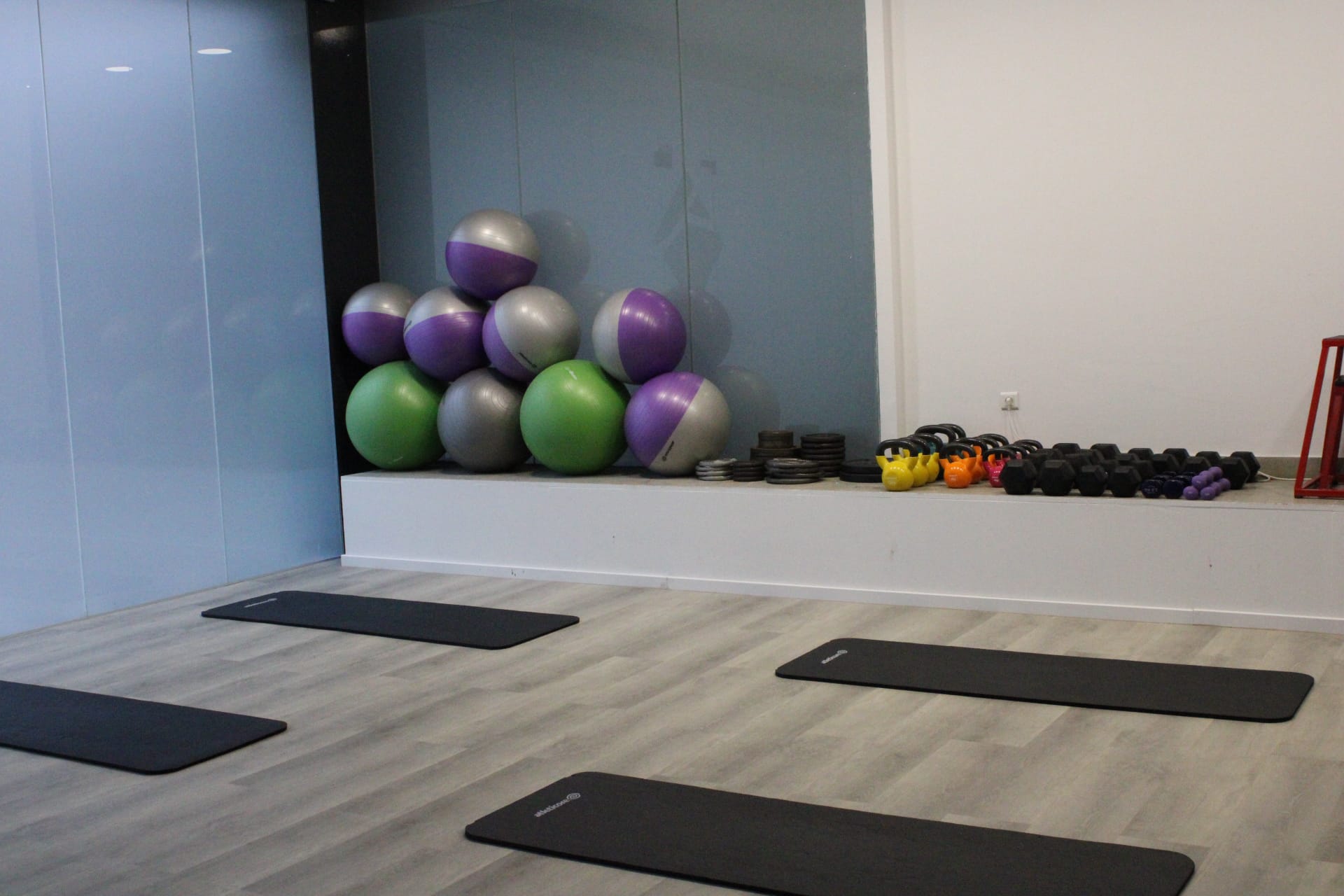 Studio za grupne treninge s prostirkama, loptama i utezima