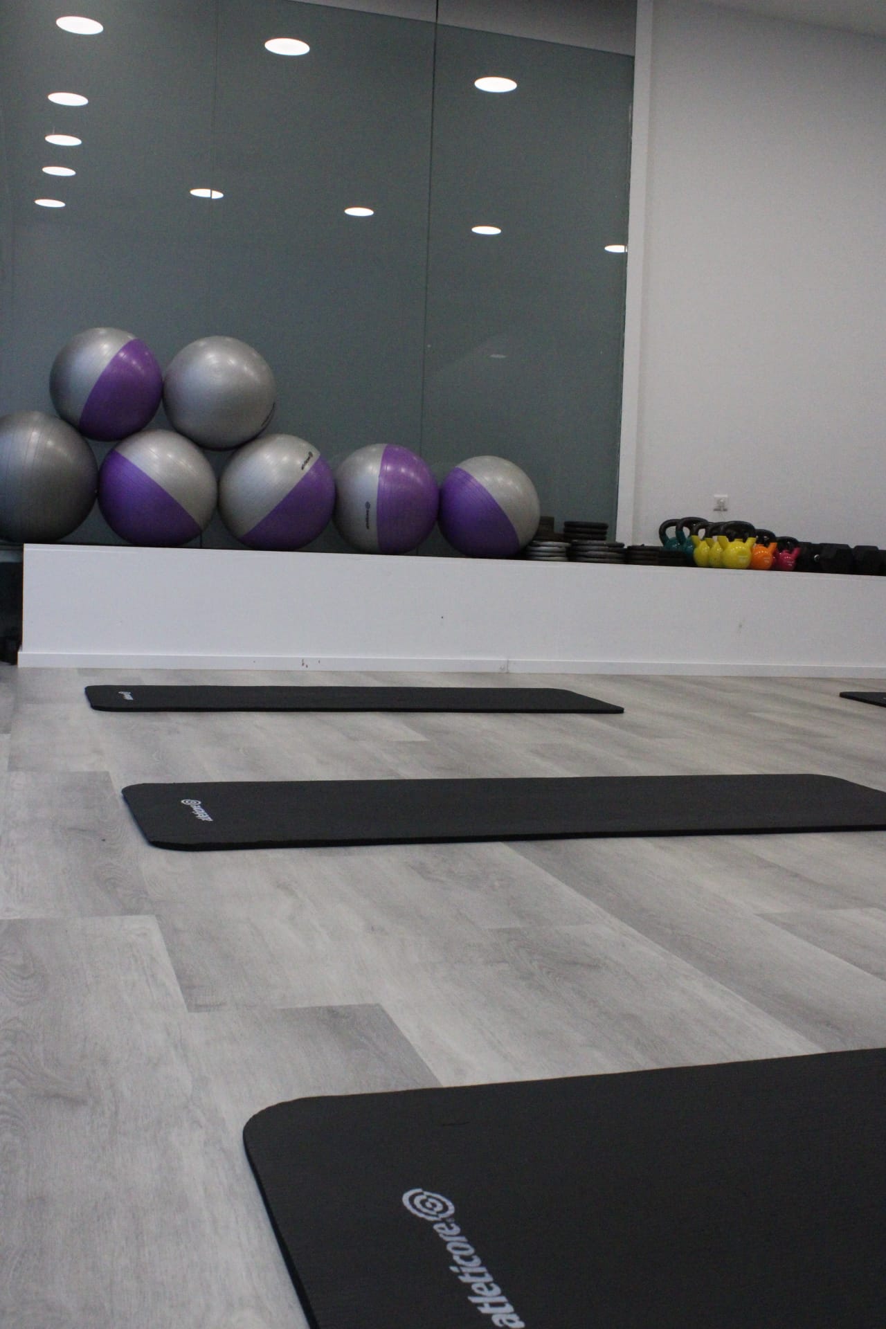 Prostor za grupne treninge s prostirkama i loptama za vježbanje