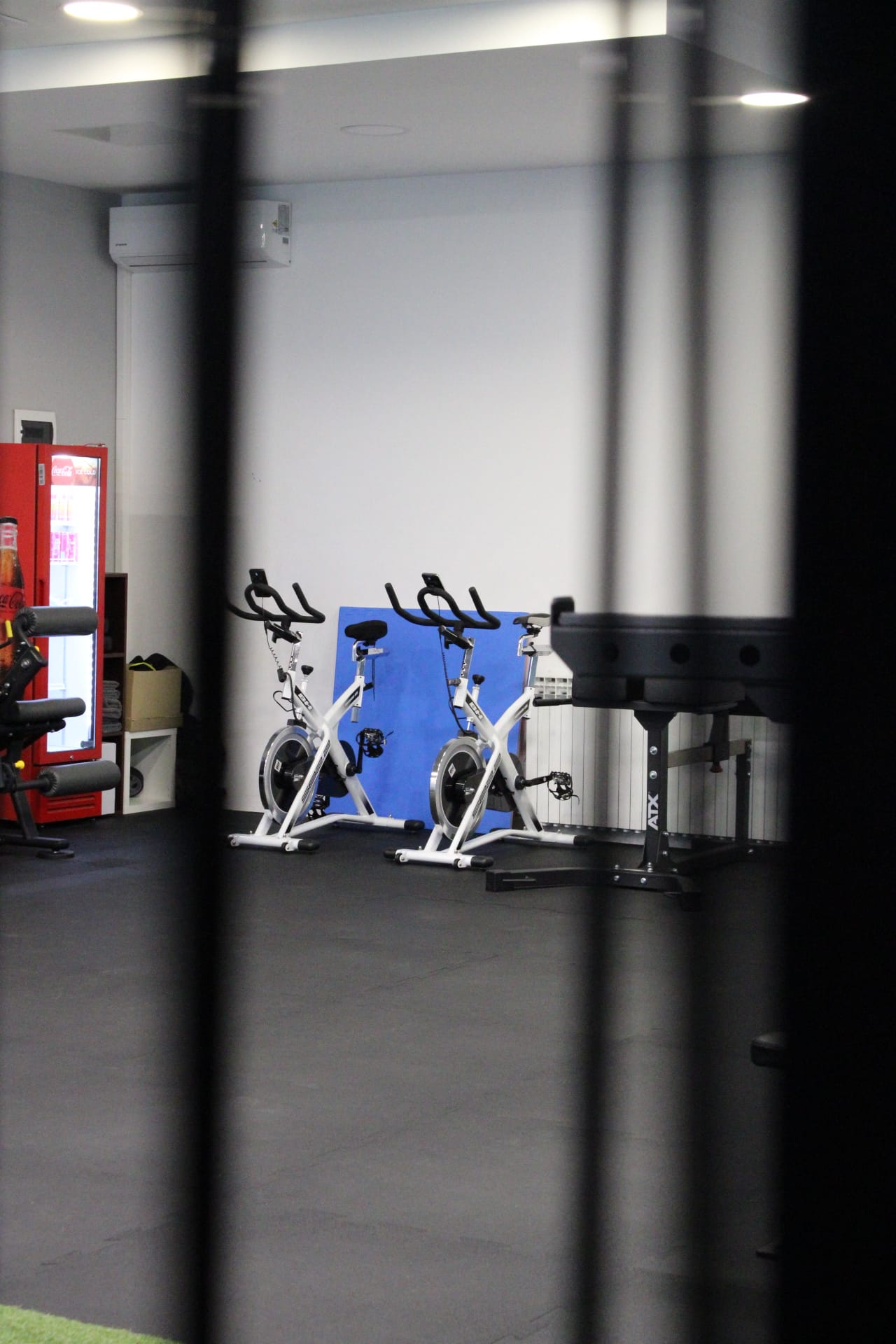 Pogled na teretanu s biciklima za spinning