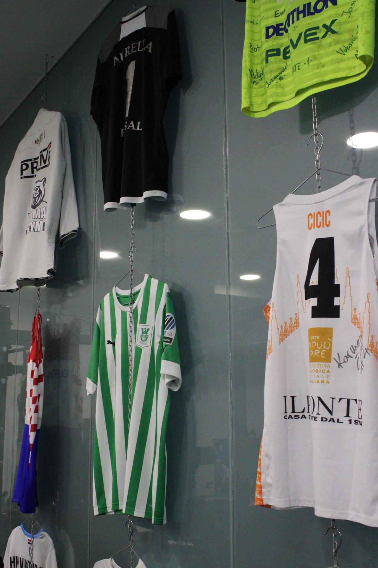 Sportski dresovi na zidu teretane